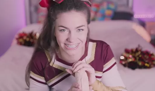 Озорная чирлидерша поднимает дух команды сисяшками и развлечением с дилдо