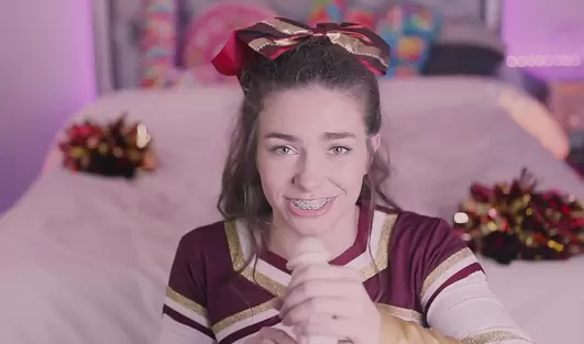 Озорная чирлидерша поднимает дух команды сисяшками и развлечением с дилдо