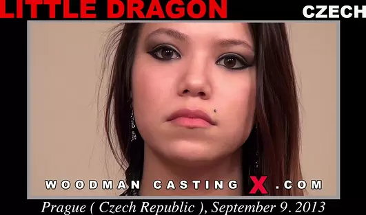 Миловидная 18-тилетняя краля ублажает дядюшку Вудмана и двух его перцев