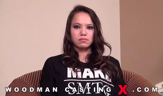 Миловидная 18-тилетняя краля ублажает дядюшку Вудмана и двух его перцев