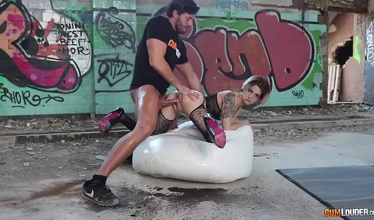 Мужик жарит на заброшке худую торчиллу в шлюшем прикиде