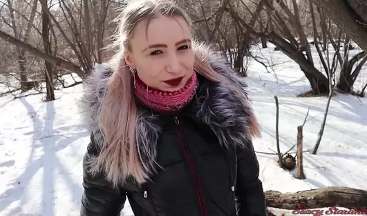 Попросил подругу отсосать ему в зимнем лесу, а потом и экстремально присунул
