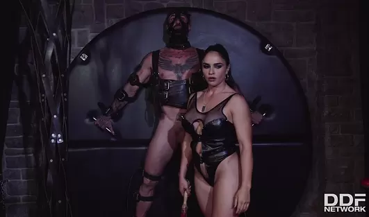 Госпожа возбуждается только от доминирования над бородатым мужчиной