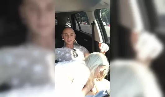 Лысый выеб свою шалаву прямо в тачке среди белого дня