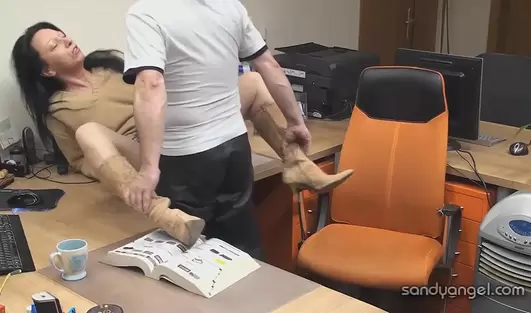 Черноволосая офисная зрелка соблазнила сисадмина своей бритой шмонькой