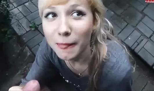 Русская спермодобытчица занялось пососямбой прямо посреди пешеходной дорожки