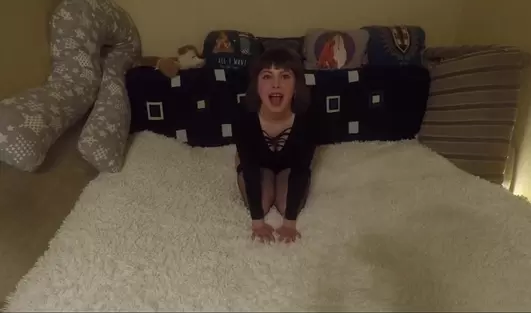 Русская сиськатая шкура раскорячилась под хуем в кровати