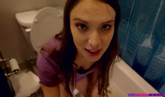 Младший брат так достал, что сестра дала ему в туалете