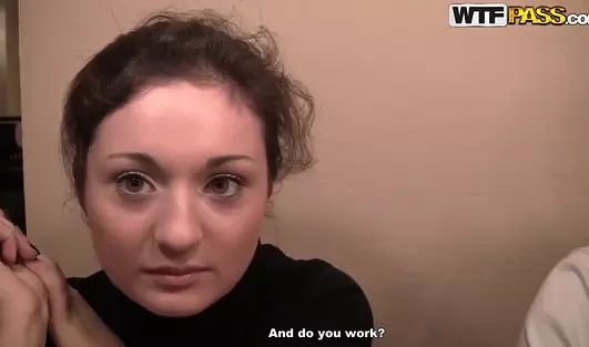 Два питерских пикапера выебли ПТУ-шницу возле параши и расписались на жопе