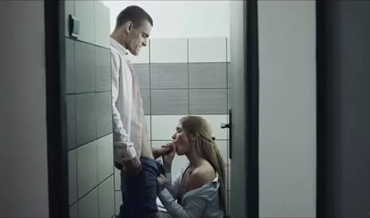 Офисные сотрудники забежали в сральник ебаться