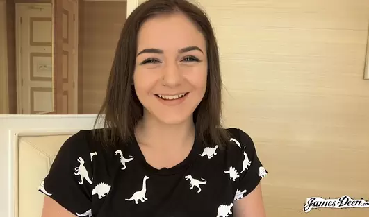 Улыбчивая малышка плохо сосёт, но давать в пизду уже хорошо научилась