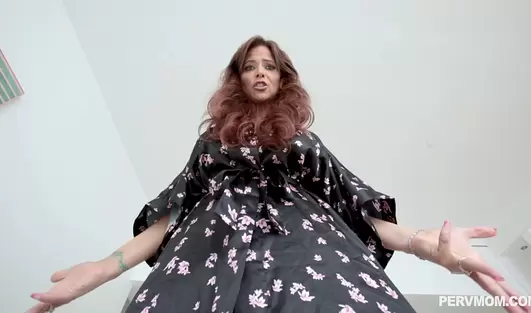 Пацан получил от зрелой мачехи пизды во всех смыслах!