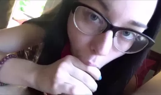 Милашка показала отчиму, на что способна её молодая пизда и получила сперму на жопку