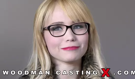 Миниатюрная блондинка удивила всех на кастинге и приняла сразу два члена в попку во время групповушки