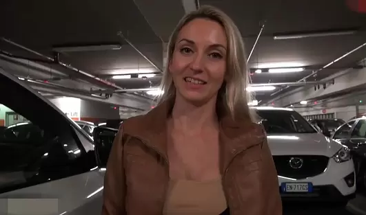 По-быстрому сунул хуй и слил полные яйца в пизду незнакомки