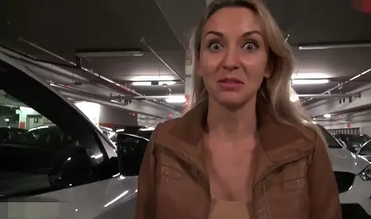 По-быстрому сунул хуй и слил полные яйца в пизду незнакомки