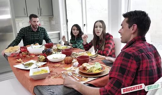 Папаши обменялись дочками на День Благодарения