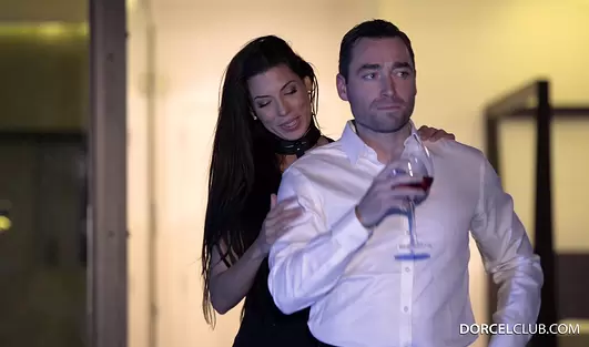 Куколд всегда готов посмотреть, как другой парень натягивает его сексуальную жену на свой хуй