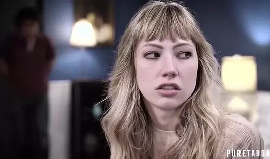 Юные любовники ебутся в спальне, пока их родители празднуют