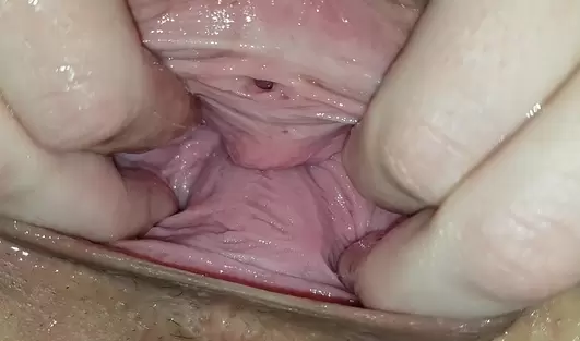 Домашняя съёмка крупными планами вместительной женской пизды