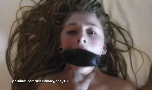 Надел намордник на тяночку, чтобы не пиздела и жёстко выеб в кровати