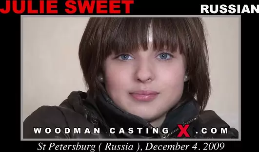 Такая симпатюля, а уже ебётся в очко! Вудман издевается над жопой русской малыхи