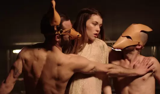 Черти в намордниках выебли худую тёлку в два смыка