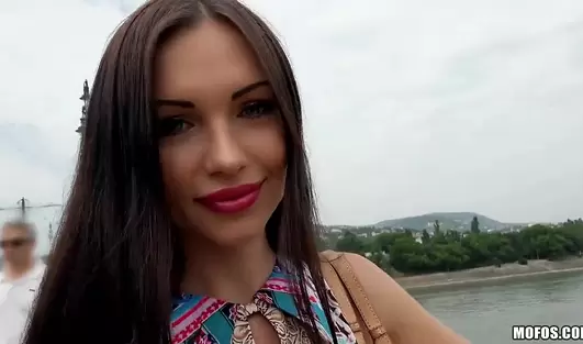 Русская девушка продала незнакомцу ватрушку