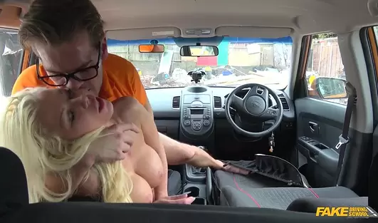 Инструктор по вождению оказался грозным ебакой и трахнул сисястую клиентку в машине