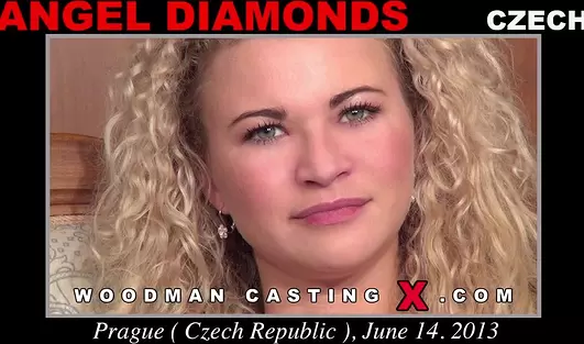 Кучерявой суке уже 29, а значит у Вудмана её будут пороть сразу в два хуя