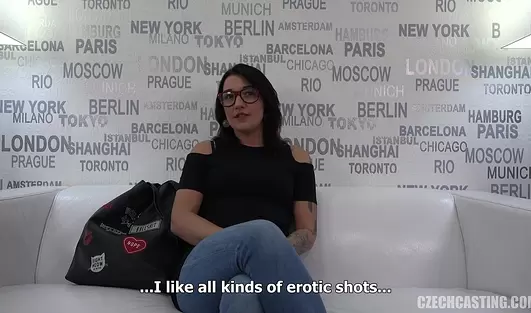 Очкастой девахе уже 25, так что настала пора её выебать на порнокастинге