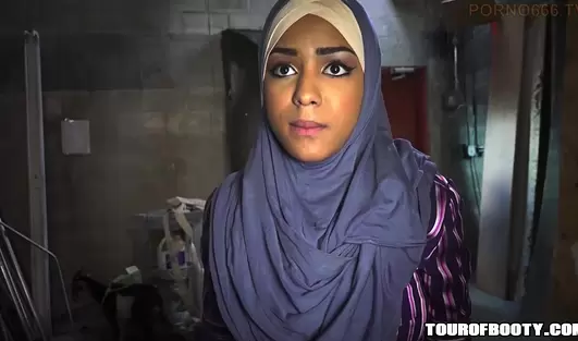 Трое парней в форме выменяли симпатичную мусульманку на деньги и пустили ее киску по кругу