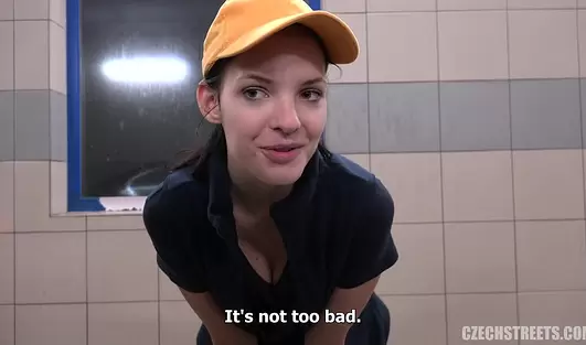 Если предложить автомойщице денег, то её можно выебать прямо там, на работе