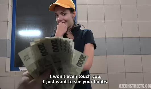 Если предложить автомойщице денег, то её можно выебать прямо там, на работе
