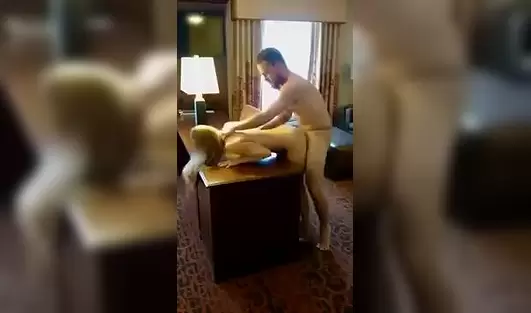 Секс вайф добилась своего и угодила на хуй бородатого чувака прямо на глазах у мужа