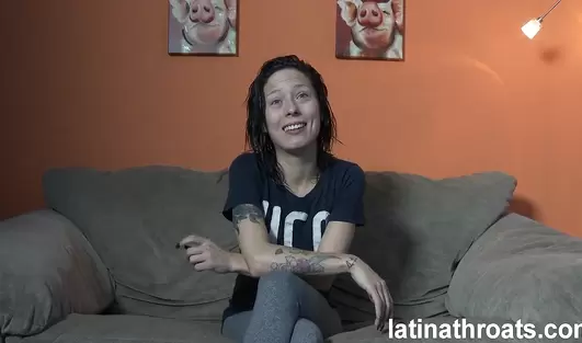 Жёсткий кастинг в два хуя по очереди худой страшненькой шлюшки