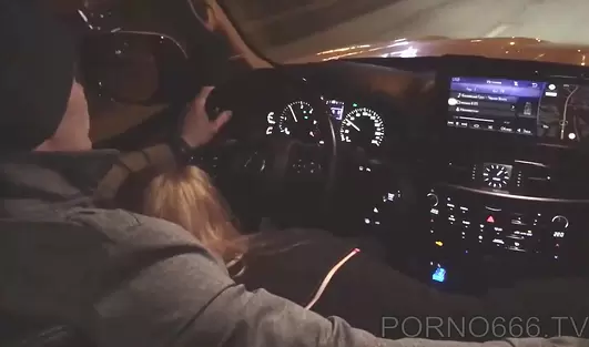 Потаскушка размялась еще в машине и пососала хуй чуваку прямо за рулем