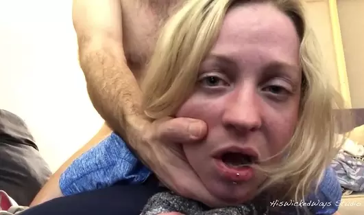 Не обращая внимания на её ойкайнья, засадил покорной подруге хуй в оба отверстия