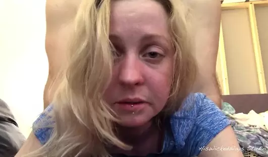 Не обращая внимания на её ойкайнья, засадил покорной подруге хуй в оба отверстия