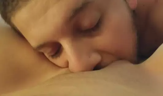 Лизнул пизду пышной подруги и поскорее насадил на свой болт