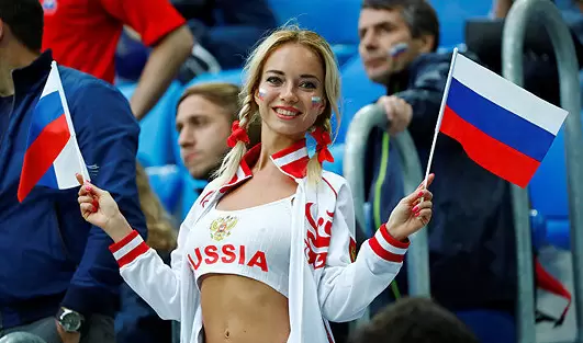 Худая блондинка отшлепала мужиков и приказала кончать от минета только по ее команде