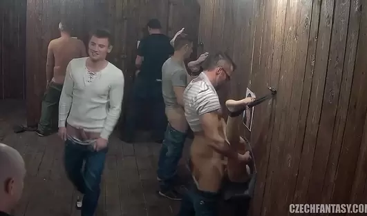 Подруги с сочными кисками всегда готовы лишить клиентов спермы в самом раздвратном глорихоле