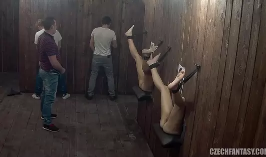 Подруги с сочными кисками всегда готовы лишить клиентов спермы в самом раздвратном глорихоле