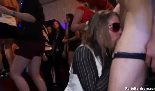 Хорошо набуханные тёлочки развратно клубятся и дают стриптизёрам у всех на глазах