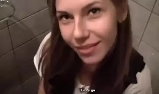 Озабоченная краля целый день не выпускает хуй парня из рук и своего пошлого ротика