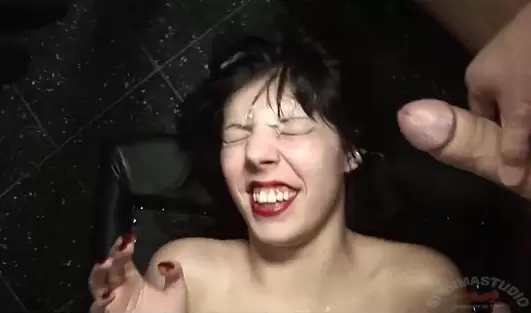 Симпатичная немецкая милфа очень любит сношаться с толпой мужиков и принимать реки камшотов