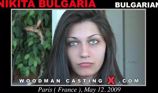 Зеленоглазая краля c мохнатой пиздой немного стесняется, но с готовностью даст в обе дырки