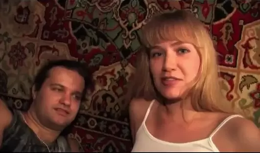 Даже забеременев, русская парочка продолжает сниматься в домашней порнушке
