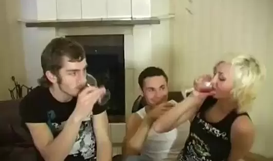Не постеснялась и отсосала парнишке прямо на глазах у друзей. С продолжением на диване!