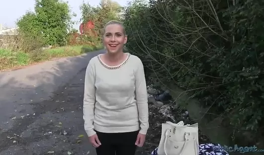 Дурёха так захотела в модели, что встала раком прямо на свежем воздухе